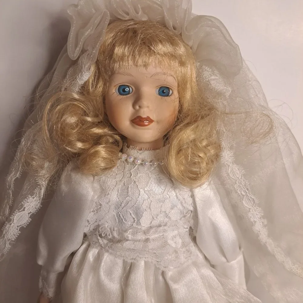Vintage 12.5 Porcelain Bride Doll - Picture 4 of 6